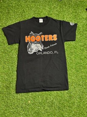 Hooters Black Tee men size small